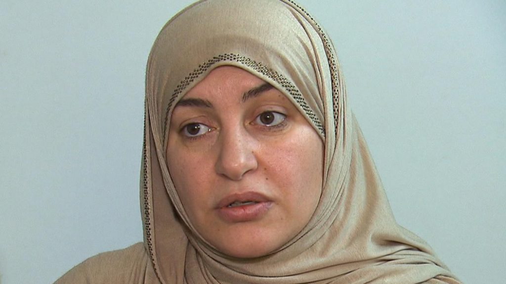 Islamic “Welfare Queen” Refuses to Remove Headscarf in Court… Judge Puts Her in Her Place